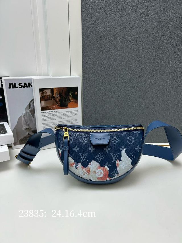 本款LV Moon Crossbody手袋以Monogram Eclipse涂层帆布