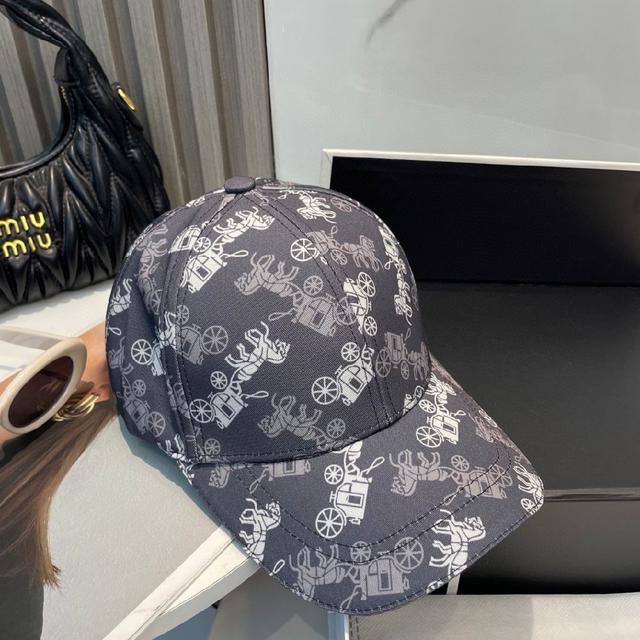 这款棒球帽真的百搭不过时，性价比也很高，美到逆袭～