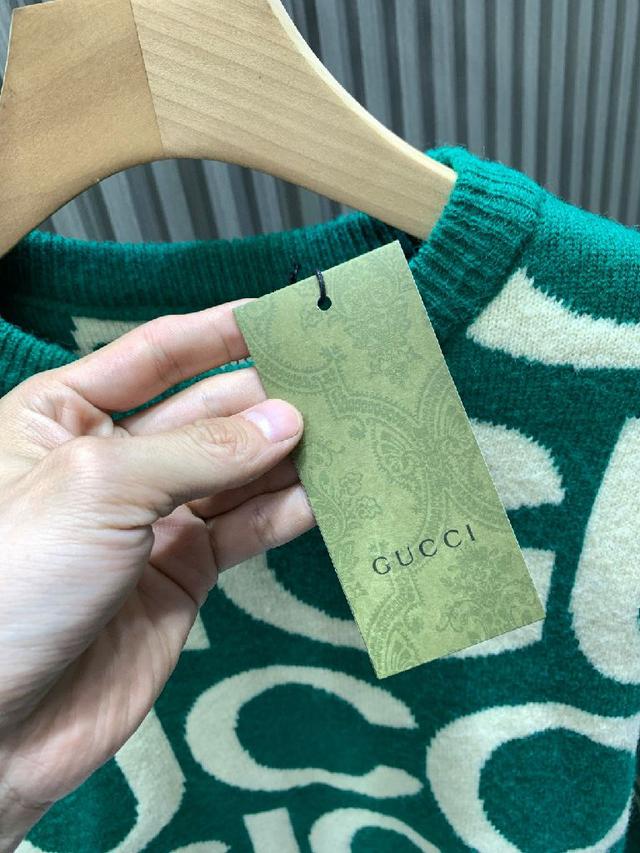 缪缪 𝙈𝙞𝙪𝙈𝙞𝙪 MiuMiu 24FW 刺绣徽标摇粒绒拉链外套