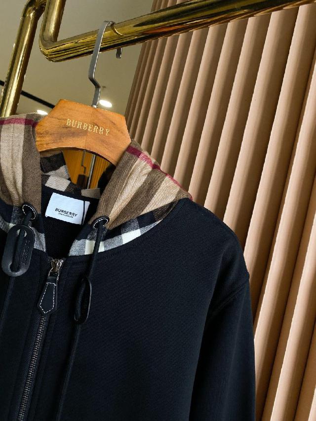 整体的触感极为舒适，亲肤效果也是极佳。OV版型方面也是完美穿搭效果