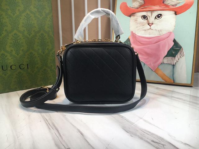 新款prairie手提斜挎饺子包79998超好看,包包增加了