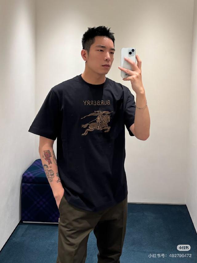 手感舒服  超级百搭好看的一款短袖 三标齐全 非市场普通版本