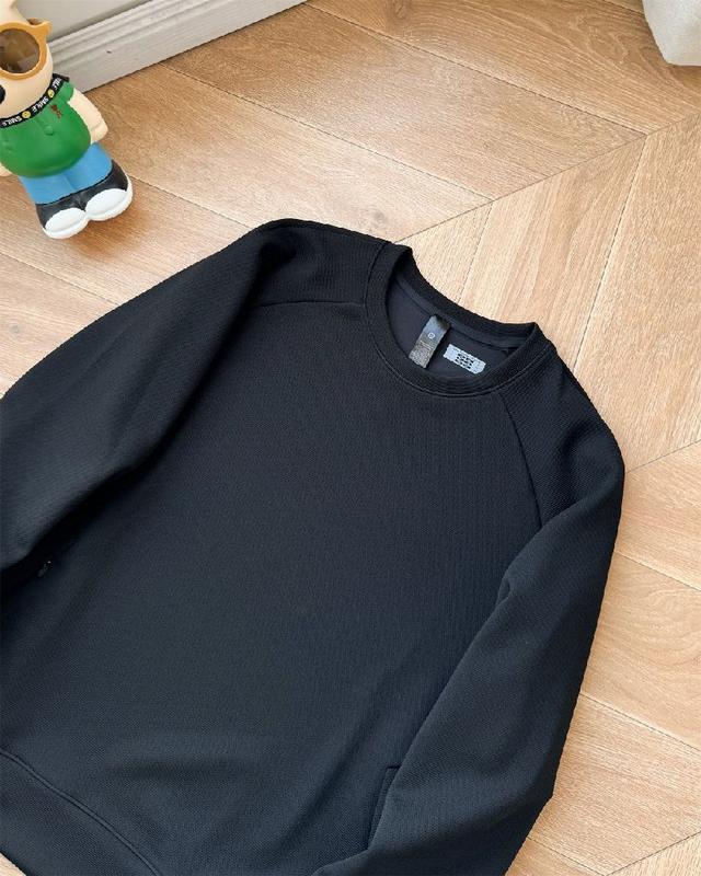 这款短袖衬衫设计实用，彰显工装美学。采用棉质牛仔布精心制作