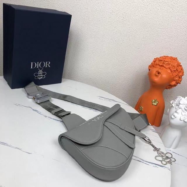 黑灰色和黑色DiorOblique提花 前面的Dior签名