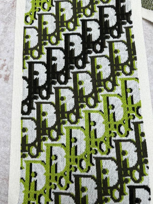 我们在原版毛纱品质的基础上调整了整体的手感和亲肤感