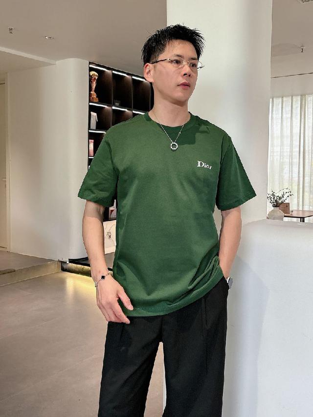 艺术化Logo：将LOEWE标志性Anagram回纹与单眼三角形