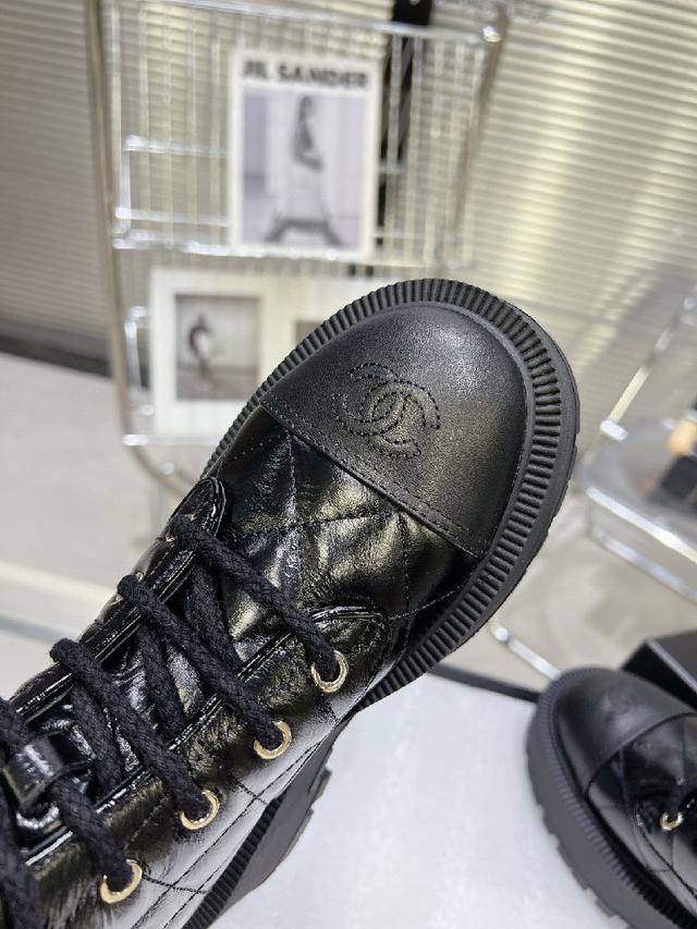 特有的金色皮条大logo完美的增添了它的低调奢华