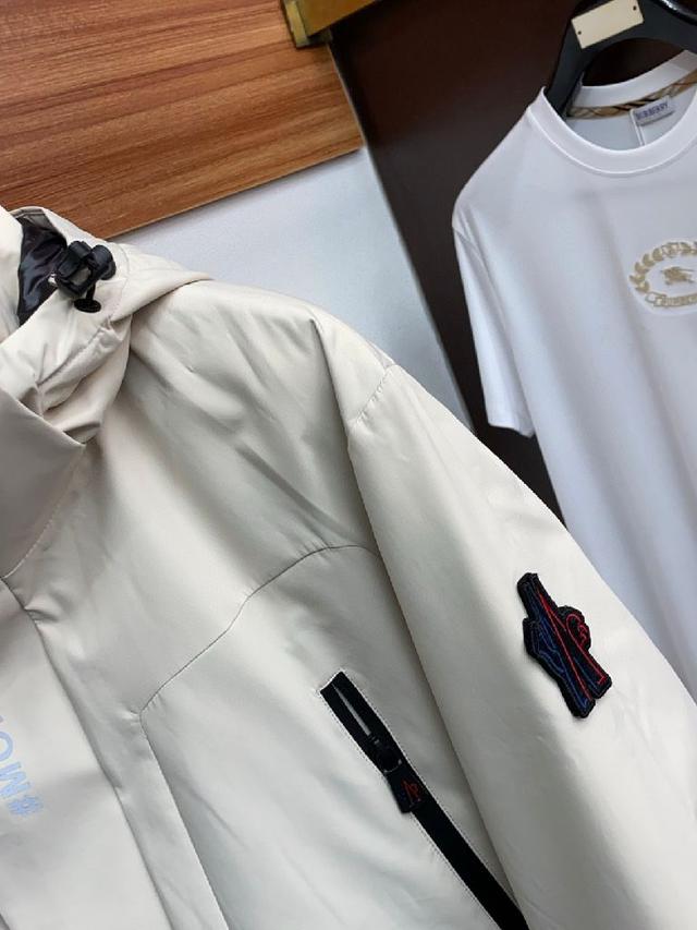 2025秋冬新款羽绒服。这款号称羽绒服届最贵的，全部90绒的