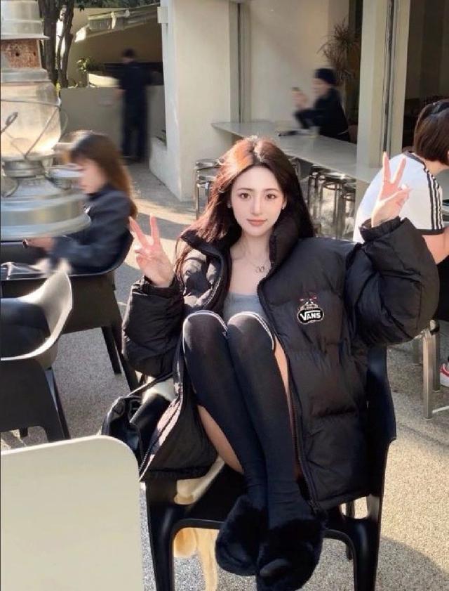 整件衣服完全塞的满满当当  冬日站在大雪中也完全没有感觉