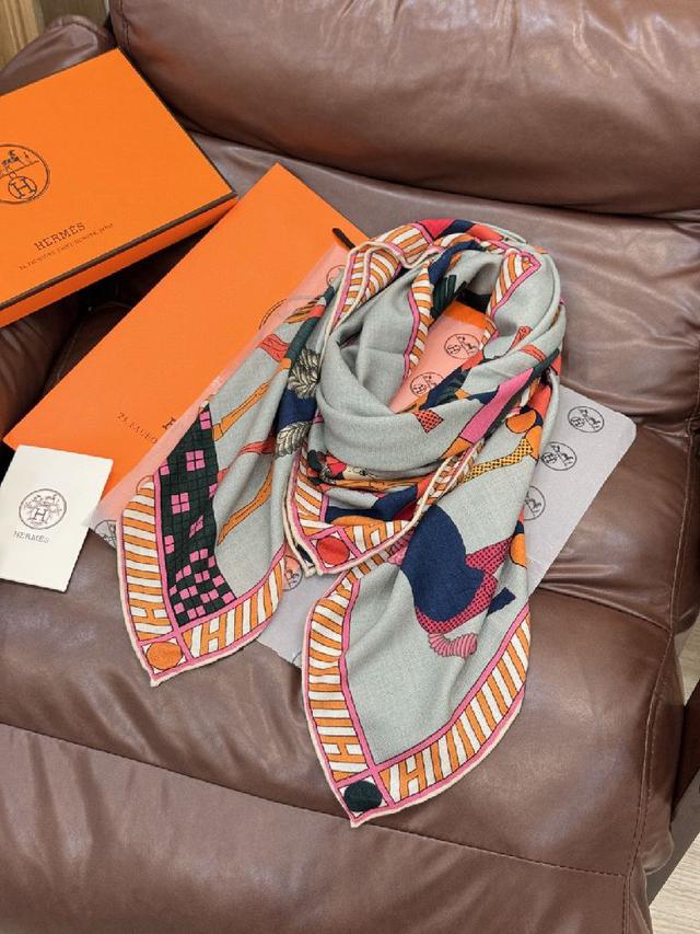 这款经典单品展现强大而迷人的女性魅力精髓。