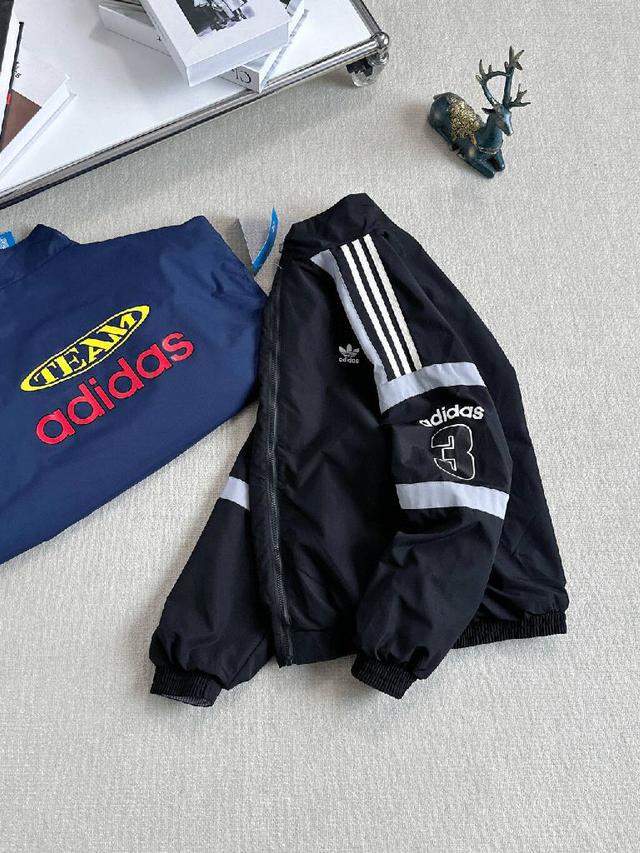 ✨细节在线，随意对比！采用原版面料，柔软舒适，胸前定制刺绣三叶草logo