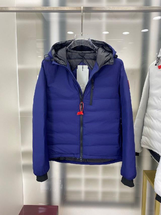 初冬的羽绒夹克：在寒冷、下雨的早晨，可作为防雨夹克里