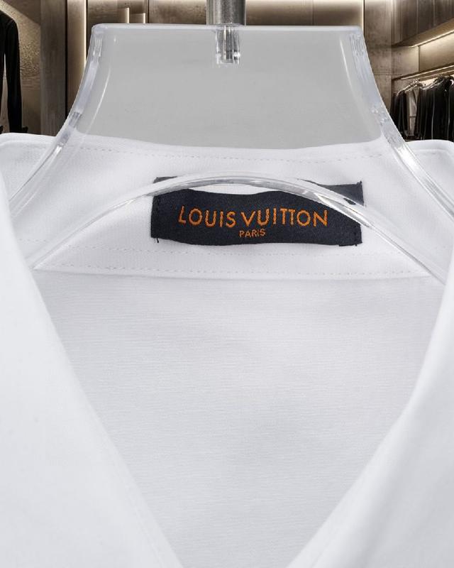 品牌元素设计理念，体现高品质。手感细腻柔软！呈现休闲裁剪