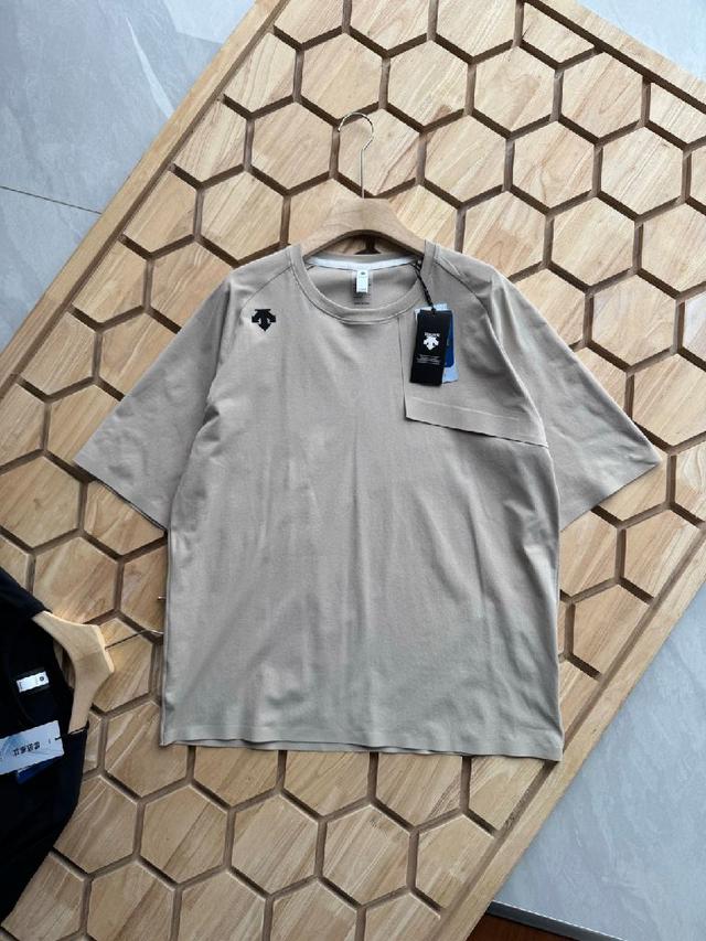 做工细节完美，立体剪裁设计，上身好看百搭不挑人，