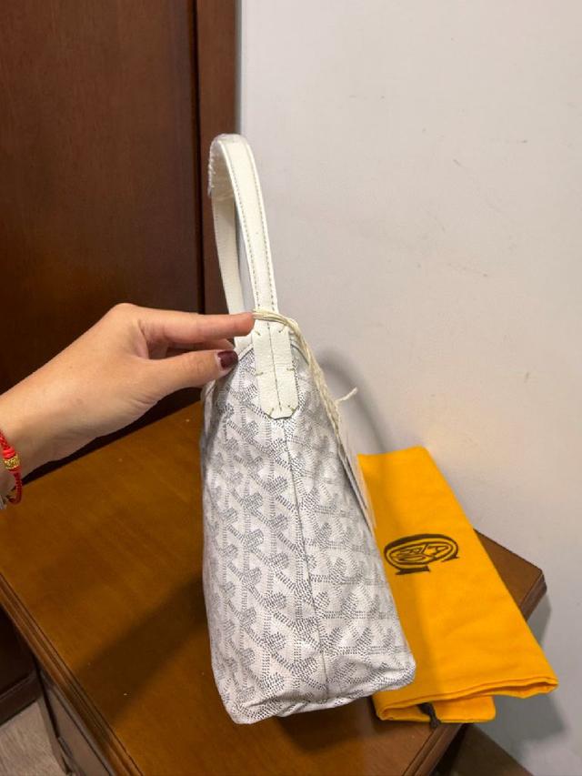 mini hobo实物大小刚好有拉链+子袋 比一般的小包刚好都大一圈