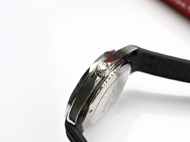 欧米茄-OMEGA 海马系列300米潜水腕表 表壳采用316L精钢表壳