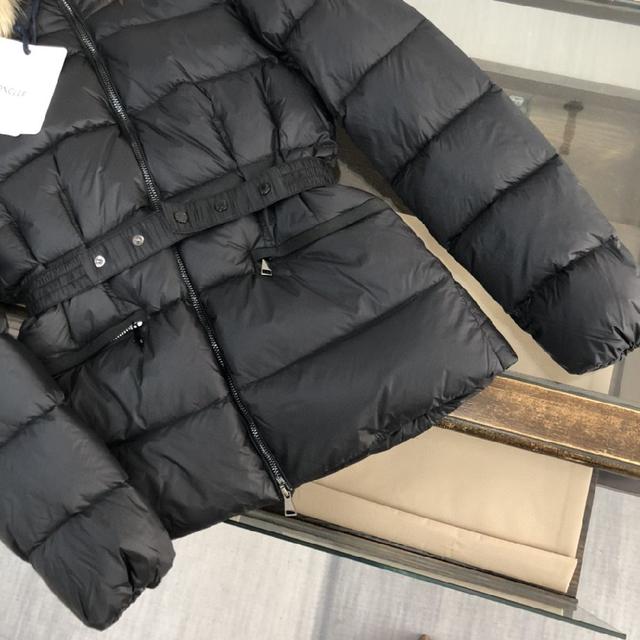 后面有松紧收腰带，外加配色活动腰带，面料柔软舒适，90绒蓬松度好