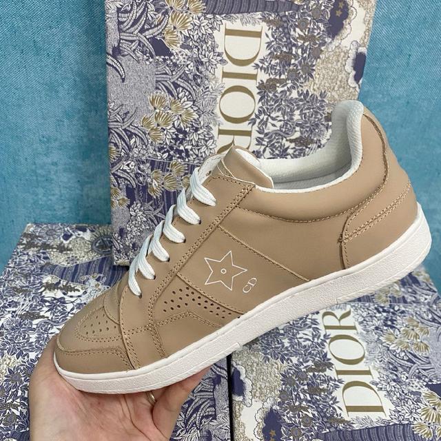 迪奥】运动鞋 休闲鞋 花色同步官网更新啦，这款 Dior Star 运动鞋为新款经典单品