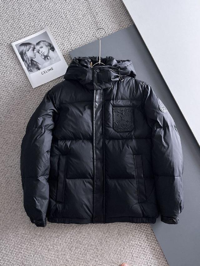 新款羽绒服。这款号称羽绒服届最贵的，全部90绒