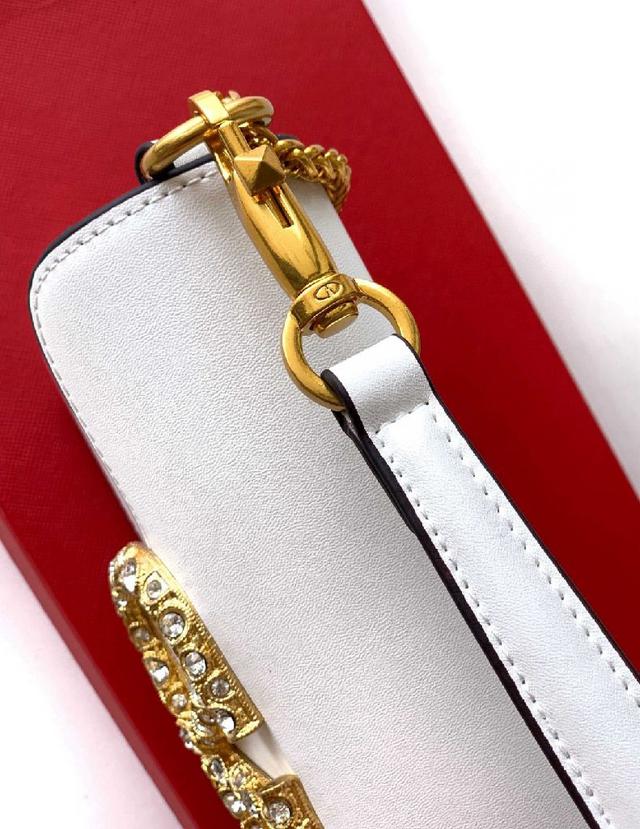 层次感强比以往的经典菱格纹更大，更简约，整个25n都体现了女性可爱帅气