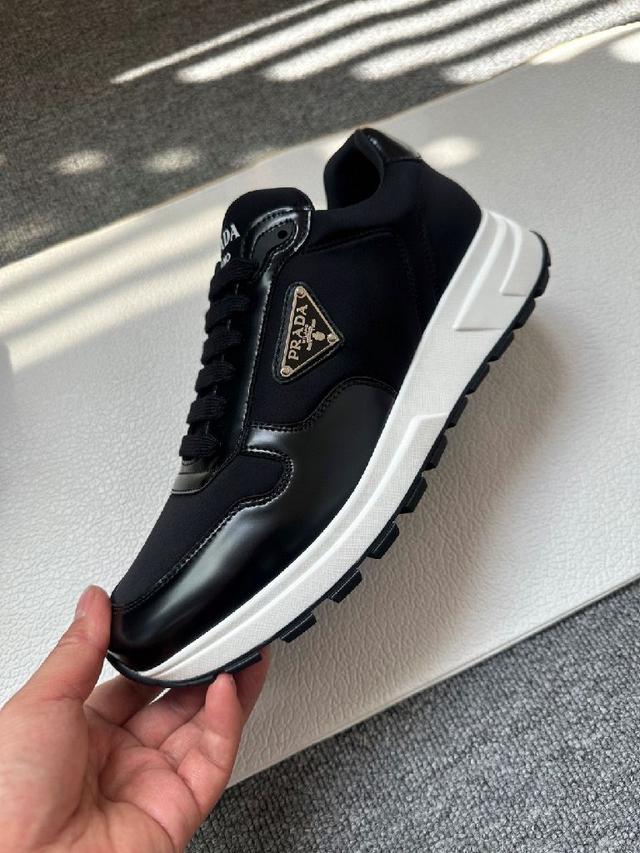 普拉达 意大利旗舰店版 领先国内专柜，进口牛皮