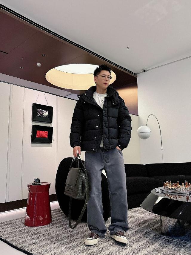 彰显Moncler的品牌精髓。款式演绎鲜明廓形，配有可拆卸兜帽和可调节下摆