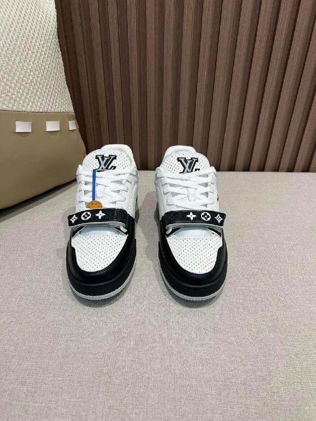 采用头层牛皮制成，进口定制专用印花牛仔布包裹，粗鞋带系带设计