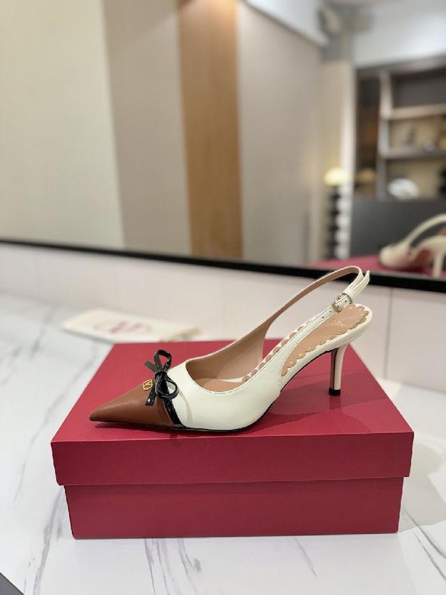 最新上市的一款凉鞋，好看又百搭，后跟带加小蝴蝶结设计淑女