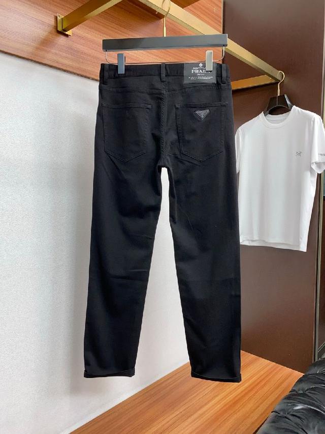 都市风十足 采用精纺纯棉面料手感软糯干爽，上身效果挺括有型