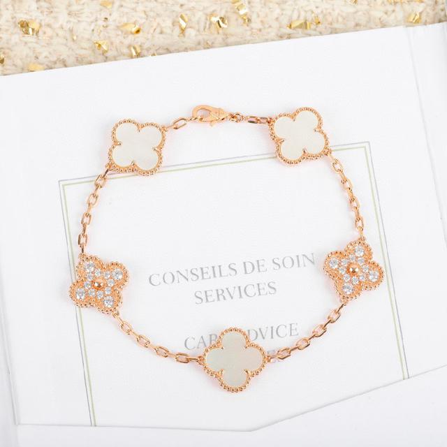 我们的顶级终极版本采用的是纯银材质，再到表层电镀超厚的真金电镀层，