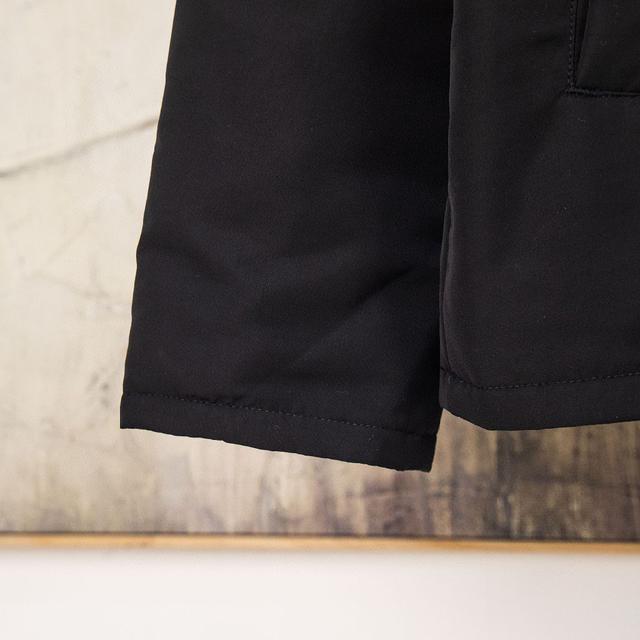 双面连帽雨滴印花防风外套 这款轻盈的双面防风外套