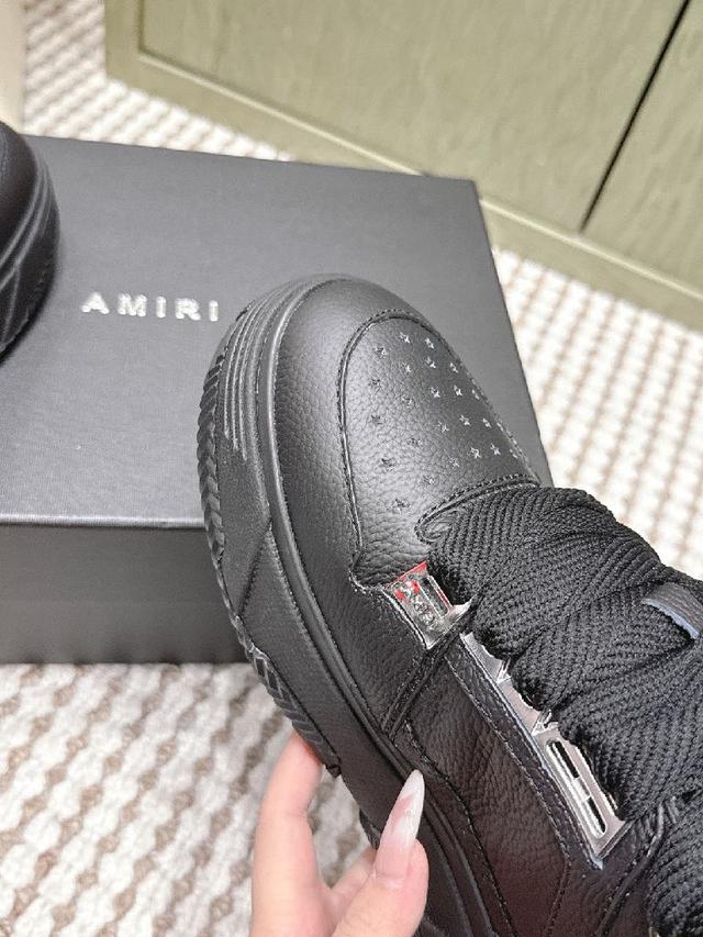 Amiri的品牌字母和 MA标识出现