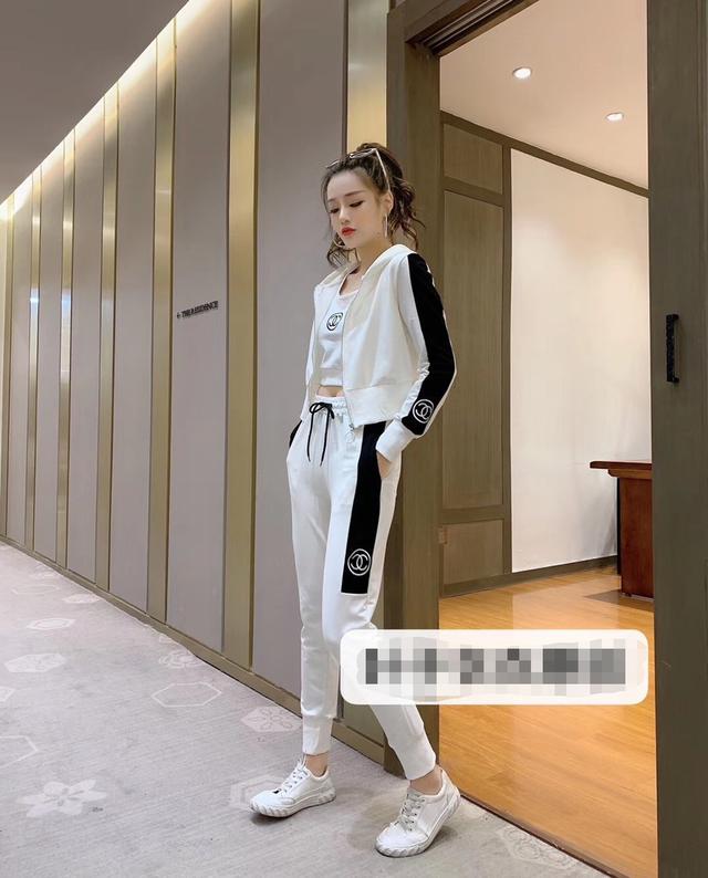 实拍2020秋冬新款大*牌小香*奈儿刺绣连帽拉链外套+小背心+松紧腰长裤休闲运动套装三件套