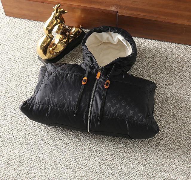 25SS秋冬新款羽绒服LV驴家拼接暗纹满印连帽羽绒服。