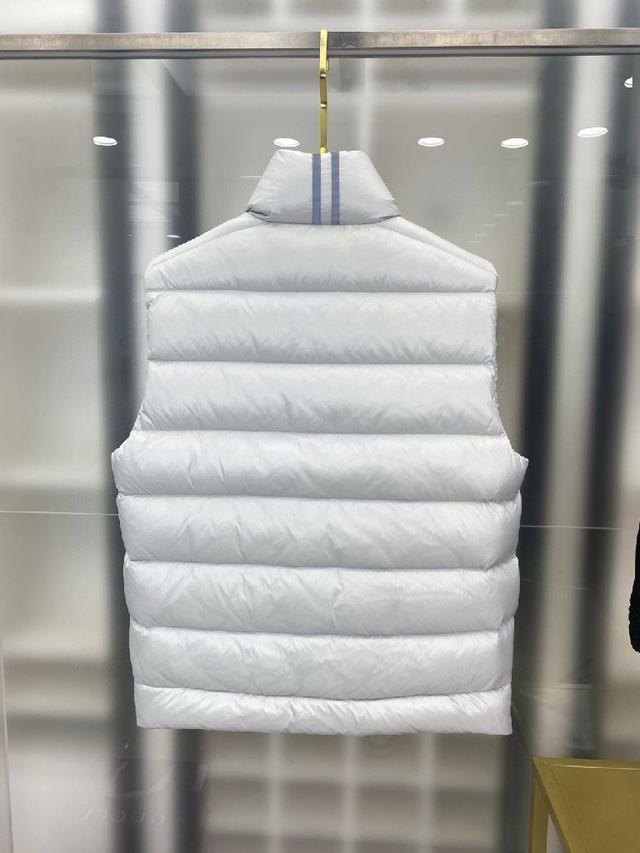 Paradigm 系列 Freestyle 马甲采用两种面料重新构想了我们具有标志