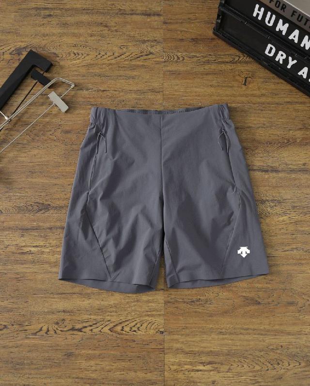 搭配常规版型立体裁剪，上身舒适贴合，给予舒适穿着体感