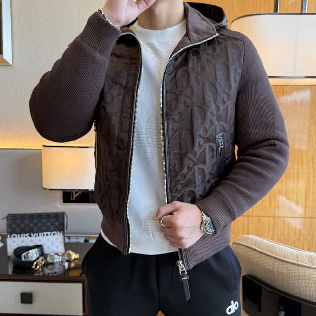 ⬆️PRADA 科技皮膜羽绒马甲.此款衣服面料为24最新
