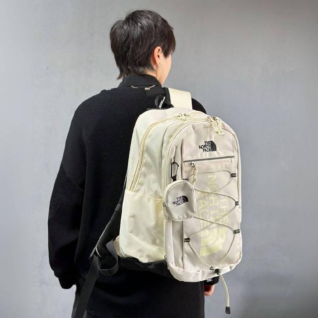 包包质量超级好 用料厚实。 拿到手就知道不是小厂能比拟的