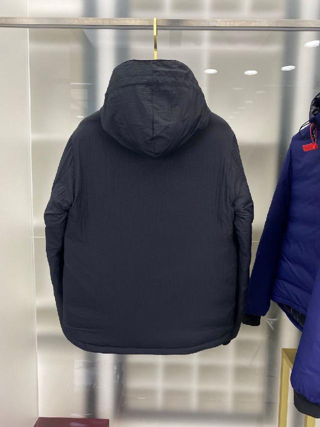 初冬的羽绒夹克：在寒冷、下雨的早晨，可作为防雨夹克里