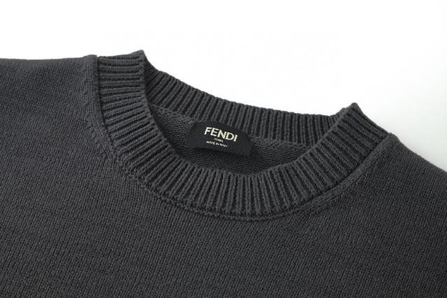 面料采用30%羊毛，70%棉纱绲纺织出，原版定染定织。刺绣采用