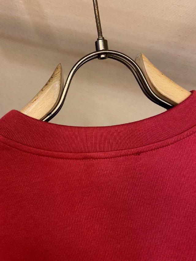 都市风十足 采用精纺纯棉面料手感软糯干爽，上身效果挺括有型。