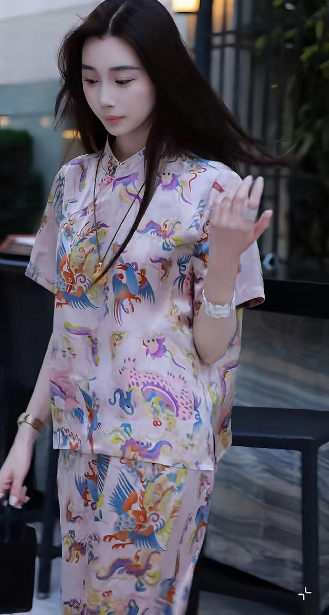 法式复古老钱风V领上衣+半裙套装，裙身布满精致几何花卉