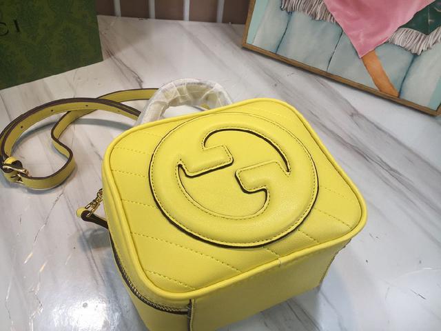 Blondie系列手提包 源自品牌典藏设计的圆形互扣式