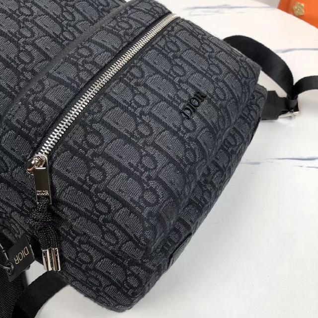 Christian Dior 尼龙提花肩带，可肩背或斜挎。 尼龙内部