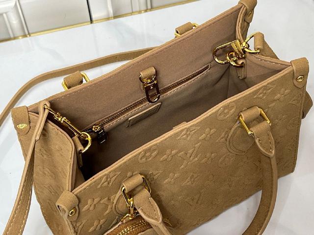 紫色 OnTheGo 小号手袋出自 Dream 系列，以典雅设计点亮各式造