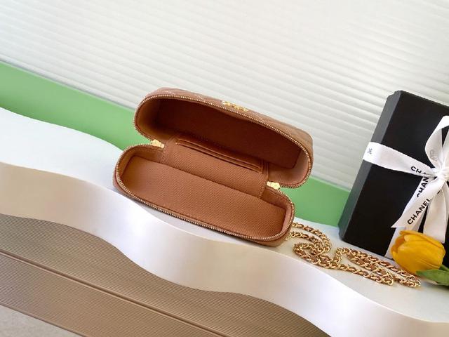 非常经典耐看的造型[愉快][愉快]容量也非常大[太阳]放两个大手机