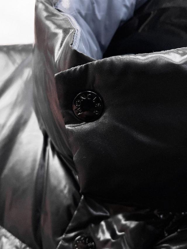 新款羽绒服。这款号称羽绒服届最贵的，全部90绒的