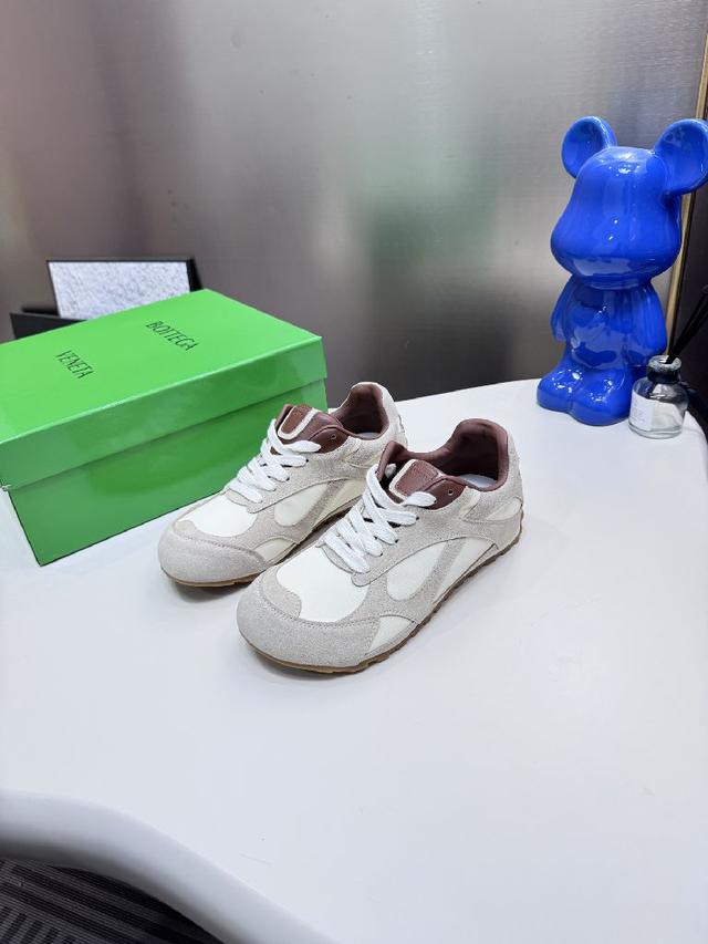 帆布与反绒牛皮的拼接鞋面＋BV规则小圆头设计，