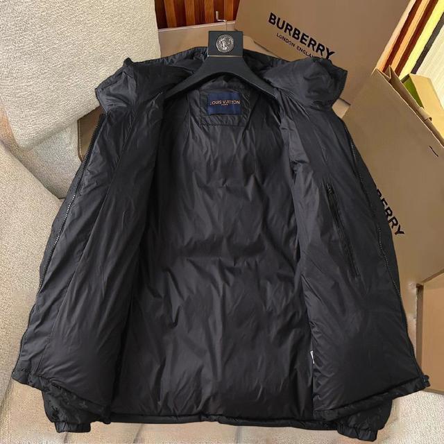 新款羽绒服。这款号称羽绒服届最贵的，全部90绒的。