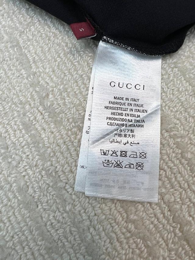 都市风十足 采用精纺纯棉面料手感软糯干爽，上身效果挺括有型